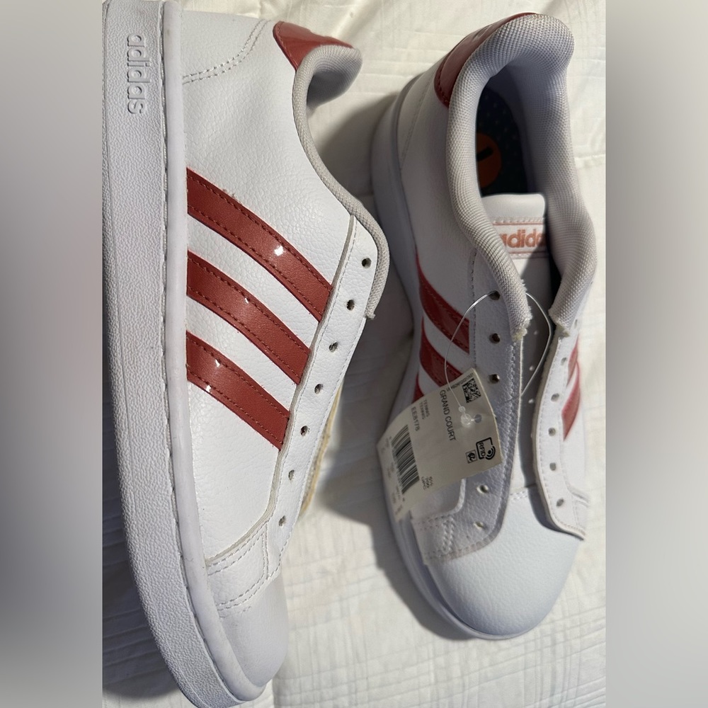 adidas Women’s Grand Court Size 7
White leather/Rose gold details
NO LACES
NWT